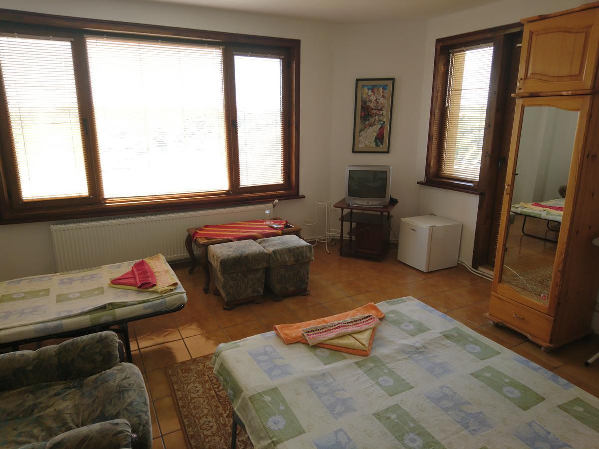 Guest House Nash Dom Kavarna Exterior photo